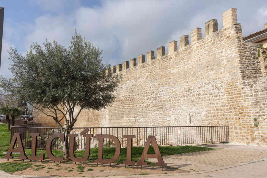 Mallorca - Alcúdia 03 - muralla.jpg